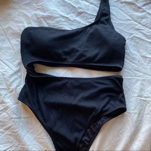 ONE PIECE BLACK SWIMSUIT